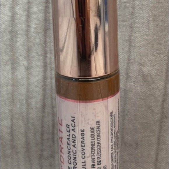 Makeup Revolution Conceal & Hydrate Concealer - Picture 2 of 5